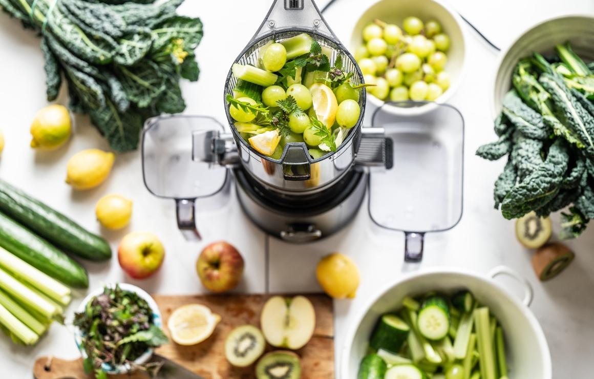 Hurom H80-ST mit befüllter Einfüllkammer