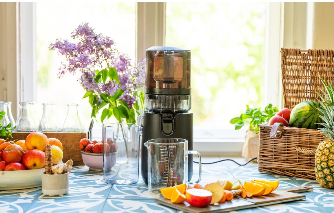 Viasus Flow M Küchen-Lifestyle-Bild mit Obst und Gemüse auf Anrichte