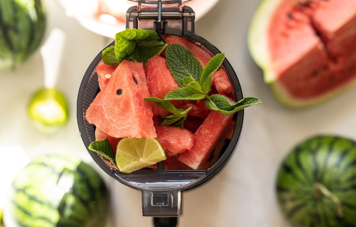 Viasus Flow M mit Wassermelonenstücke befüllter Einfüllkammer von oben