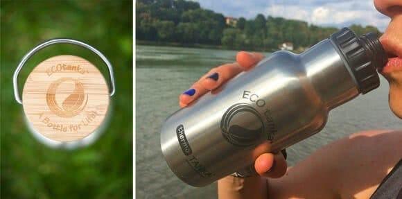 Ecotanka Thermotanka mit Bambus-Edelstahlverschluss, Frau trinkt aus der Flasche am Flussufer