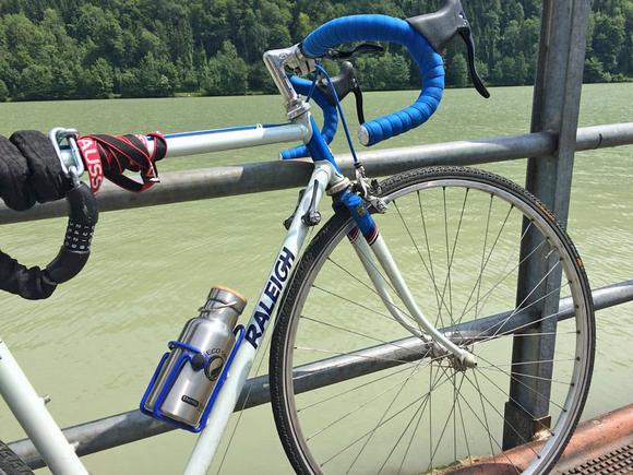 Rennrad mit Thermotanka im Flaschenhalter am Ufer der Donau