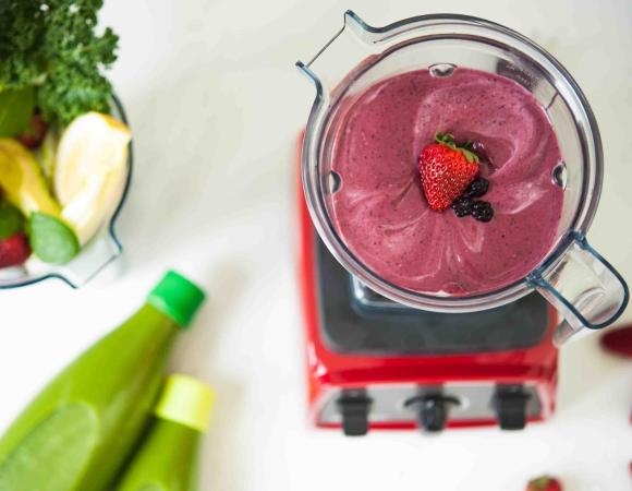 Vitamix Pro 300 mit Smoothies, Zutaten und Nicecream